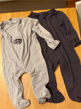Kids One-Piece Footed bamboo Sleepers in Light Gray and Dark Gray